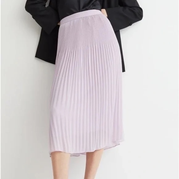 H&M Dresses & Skirts - H&M lavender chiffon pleated midi skirt Size Large